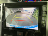 後方の状況を画面で確認できるので、狭い場所での駐車や車庫入れも安心です。安全な運転をサポートする頼もしい機能です。