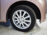 実車はアルミホイール組みの夏用タイヤを装着しています。タイヤのコンディションにつきましても実物にてご確認をお願いします。