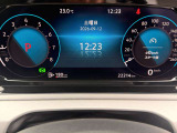 先進のデジタルメーター。ナビ画面と連動して地図をメーター内に表示できるなど、機能的かつ近未来的なコクピット周りが魅力です。視認性も良く、ドライブの満足度を高めてくれます。