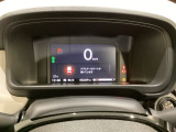デジタル表示のスピードメーターとタコメーター、燃費やオドメーターなどの表示の他に、ホンダセンシング機能などの表示もできる多機能なマルチインフォメーション・ディスプレイです。