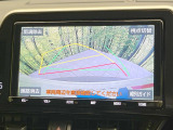 【バックカメラ】駐車時に後方がリアルタイム映像で確認できます。大型商業施設や立体駐車場での駐車時や、夜間のバック時に大活躍!運転スキルに関わらず、今や必須となった装備のひとつです!