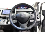 運転中もハンドルでの操作が可能です。特に高速道路等の目が離せない運転時には、便利さだけでなく、安全性も兼ね備えております。