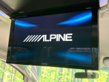 【後席モニター】家族や友人とお出かけする機会が多い方に大人気の後席モニターを装備!見やすい位置に画面がありテレビやDVDの視聴も快適!友達もお子様も、後席にしか乗らなくなるかも??