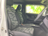 運転席からの視界は広く、運転操作もスムーズに行えます。シートの素材も肌触りが良く、長時間のドライブでも快適に過ごせます。運転に集中できる空間です。