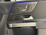 【メモリー付きパワーシート】3名までのシートポジションを記憶できるパワーシート!運転席のみ、ドアミラー・ステアリング位置も記憶可能です。高速道路などでの、運転交代時などに便利な機能です☆