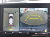 パノラミックビューモニター付きです。車両を上から見たような映像をディスプレイオーディオ画面に表示。運転席からの目視だけでは見にくい、車両周辺の状況をリアルタイムでしっかり確認できます。