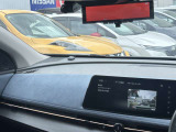 ディーラーオプション『前+車室内ドライブレコーダー』装備。表示はナビのモニター画面で行います。
