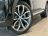 BMW純正アロイホイールはモデルやパッケージに合わせてデザインされています。洗練されたデザインで、足元の個性を引き立てます。