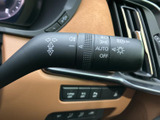 操作しやすい位置に配置されたウインカーレバー。スムーズな操作感で、安全な車線変更をサポートします。