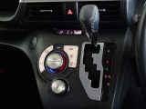 車内を快適に、オートエアコンを装備しています。