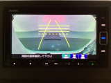 バックでの車庫入れも安心です! リアカメラが付いているバックモニター付のナビを装備しております。操作線もついており距離感も画面から確認できます。