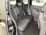 スライドドアなら狭い駐車場でもドアをぶつける心配がありません。ステップが低く乗り降りもしやすいです。