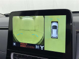 パノラミックビューモニターを装備。駐車場や交差点でクルマを真上から見るように周囲を確認できます。機能の詳細は販売店スタッフまでおたずねください。