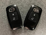 電子カードキーを携帯していれば、ドアハンドルやバックドアのリクエストスィッチを押すだけでドアの施錠、開錠が行えます。電子カードキーがないとエンジンが始動しない、盗難防止に役立つイモビライザー機能付