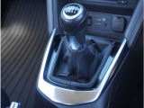 【シフトレバー】シフトもとても操作しやすいデザインになっております。運転する人の事を第一に考えた操作性の高い仕様です。