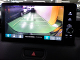 バックカメラの画像です。ガイドラインがスムースな車庫入れをサポートいたします。車庫入れの安心感がアップしますね。