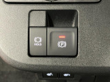 【電動パーキングブレーキ+オートブレーキホールド機能】 指先だけで簡単に操作が可能なパーキングブレーキ、スイッチを押すとブレーキペダルから足を離してもブレーキを保持できるオートブレーキホールド搭載。