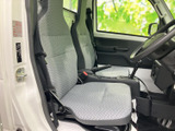 座り心地の良いシートが、長時間の運転でも疲れを感じさせません。シンプルなデザインながら、機能性も重視された室内空間です。