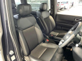 運転席まわりには十分なスペースがあり、大柄な方でもゆったり運転していただける環境です。