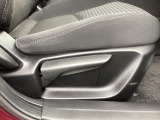 運転席にはドライバーの体型や好みに応じて前後方向だけでなく、高さの調整ができるシートリフターを装備!
