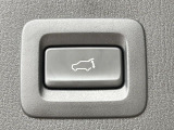 【パワーバックドア】スマートキーや運転席のボタンを押すだけでリアゲートが自動で開閉します!荷物を持っている時や、高い位置にあるバックドアを閉める際に便利な機能です♪