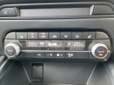 温度の設定のみで快適な風量やモードなどを自動調整してくれるフルオートエアコンを装備!