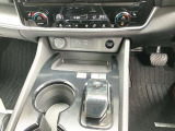 運転席、助手席のフロントシートにはシートヒーターが装備されています。頭上のクリアランスも大きく快適なスペースが確保されております。