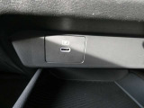 USBソケット 走行中にスマートフォンやタブレット端末を充電することができます。