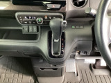足元スッキリ、インパネシフトです。パーキングブレーキはフットブレーキタイプなので、運転席と助手席の間がスッキリしています。