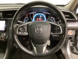 ハンドルにHondaセンシング系のクルーズコントロールやレーンキープアシストなどのスイッチと、オーディオの操作スイッチが装備されています。ハンドルから手を離さず安全に操作できます。