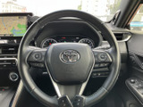 握りやすい形状と素材で、快適なドライビングをサポート。操作性にも優れ、運転の楽しさを高めます。