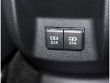 後席の方も使いやすい位置に充電用のUSBポートが付いていて、とても便利ですよ(^^♪