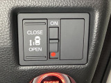 左側電動スライドドアは運転席からでも操作ができるように、ハンドル付近に開閉の操作スイッチが付いています。