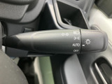 操作しやすい位置に配置され、直感的に操作できます。オート機能付きで、運転中の煩わしさを軽減し、安全な車線変更をサポートします。