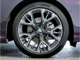 【BMWアロイホイル】軽量かつ強度に拘ったアロイホイル。走行性能ポテンシャルを引き出す設計。車の足元を引き締めてくれる大きなポイントはアロイホイルです。