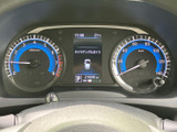 視認性の高いメーター類で、運転に必要な情報を的確に把握できます。明るさ調整も可能で、夜間でも見やすい設計です。