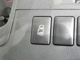 片側電動スライドドアのスイッチ付です。車内からもスイッチひとつで楽にドアの開閉が可能です。電動なので開閉時に力を使う必要がなく、半ドアになることもありません!