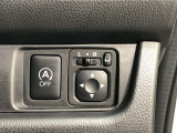 電動格納式ドアミラー付き。駐車場へ停めた時に、ボタン一つで左右のドアミラーをたたむ事ができます。