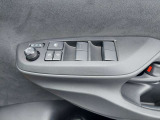 パワーウィンドウのスイッチです。運転席に居ながら窓を開け閉めのコントロールできます!