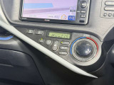 【オートエアコン】「AUTO」スイッチを押すだけで、冷暖房の切り替えや風量、吹き出し口の調整などを自動で行います。