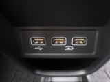 便利な充電用USBジャックも付いています。