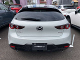 MAZDA3のリアビューは「余白の美」をテーマにした流麗で彫刻的なデザインが特徴です。光の反射を利用して表情を生み出す「魂動デザイン」が色濃く反映されています。