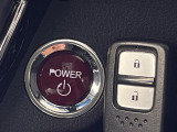 【Hondaスマートキー】カバンやポケットに入れたままでもドアの施錠・解錠が可能なスマートキーを装備。エンジンのオン・オフ時もカギを取り出す必要が無いからとっても便利です♪