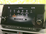 ラジオ、CD、USBなど、様々なソースに対応。お好みの音楽を車内で楽しめます。Bluetooth接続で、スマホの音楽も簡単に再生可能です。