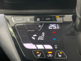 【オートエアコン】一度お好みの温度に設定すれば、車内の温度を検知し風量や温度を自動で調整。暑い&hellip;寒い&hellip;と何度もスイッチ操作をする必要はありません。快適な車内空間には必須の機能ですね♪