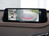 360度モニター搭載車ですので、低速時での不安を解消してくれます。この写真は右側はバックカメラですが、前進時にはフロントカメラにもなりますので歩行者や縁石なども確認することが可能です。