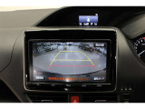 【バックモニター】 車庫入れ時など、後ろが確認できて安心です。運転に自信がない方にはおすすめの装備です。ただし、バック時目視での確認も忘れずに。