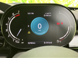 視認性の高いメーター類で、運転に必要な情報を一目で確認できます。直感的に操作でき、運転に集中できる環境です。安心感がありますね。