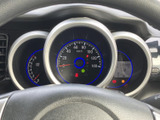 視認性の高いメーター類で、運転に必要な情報を的確に把握できます。スポーティーなデザインも魅力です。