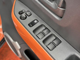 [パワーウィンドー、ドアミラー開閉、角度調整スイッチ]ワンタッチで窓の操作が出来ますよ、また、ミラーの開閉ボタン、ドアミラーの調整ボタンがついております☆